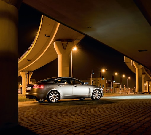 Une voiture dans la rue à minuit