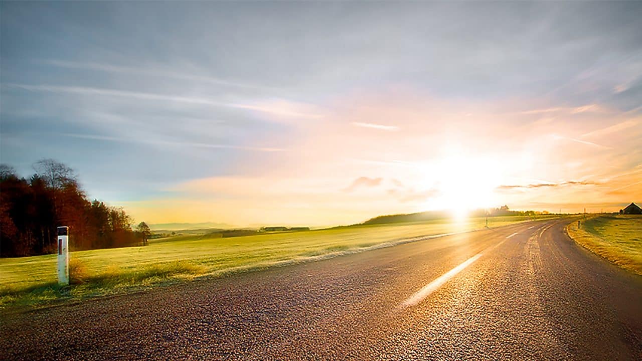 Route sinueuse au crépuscule