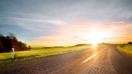 Route sinueuse au crépuscule