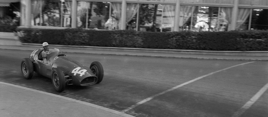 Maurice Trintignant au volant de sa Formule 1 Ferrari au Grand Prix de Monaco en 1955