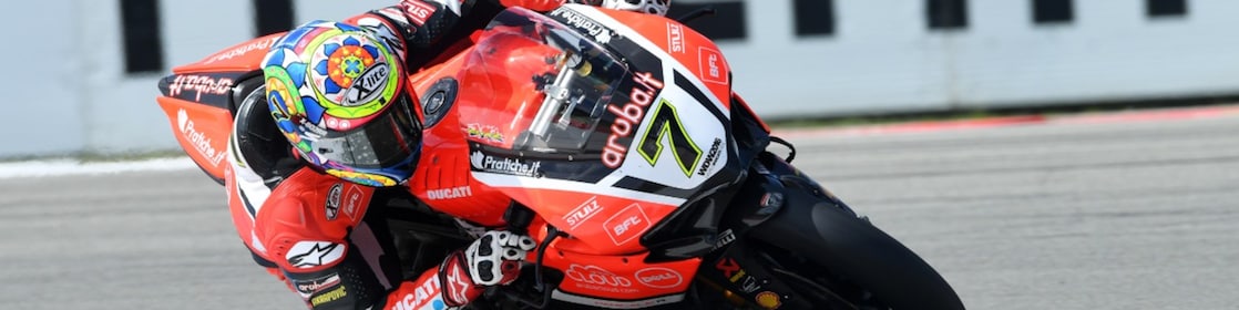Un pilote sur sa moto Ducati pendant le championnat du monde de Superbike