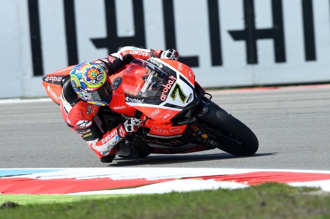 Un pilote sur sa moto Ducati pendant le championnat du monde de Superbike