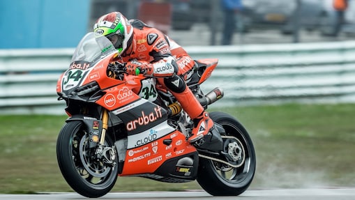 Un pilote Ducati dans une ligne droite sur un circuit du championnat du monde de Superbike