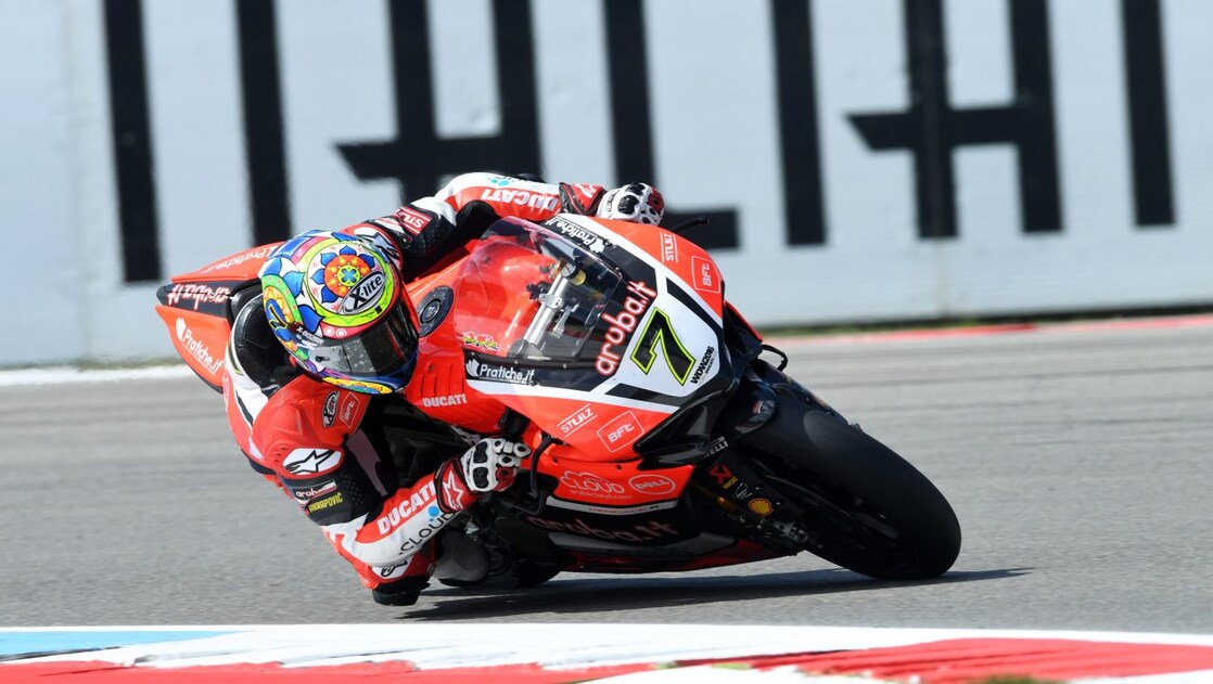 Un pilote sur sa moto Ducati pendant le championnat du monde de Superbike