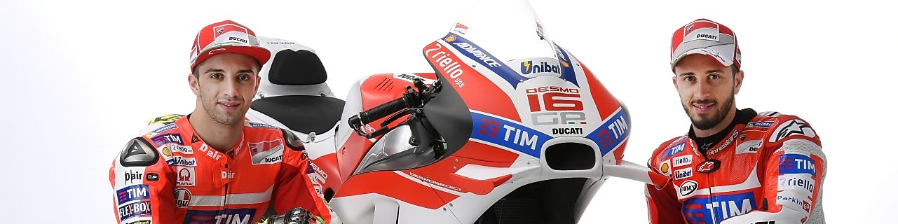 Deux pilotes Ducati 2016 assis à côté d'une moto Ducati