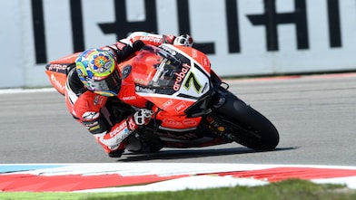 Un pilote sur sa moto Ducati pendant le championnat du monde de Superbike