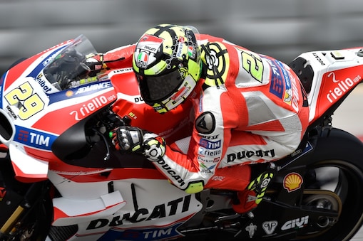 Un pilote sur sa superbike Ducati dans un virage en pleine course