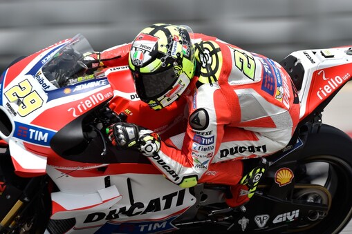 Un pilote sur sa superbike Ducati dans un virage en pleine course