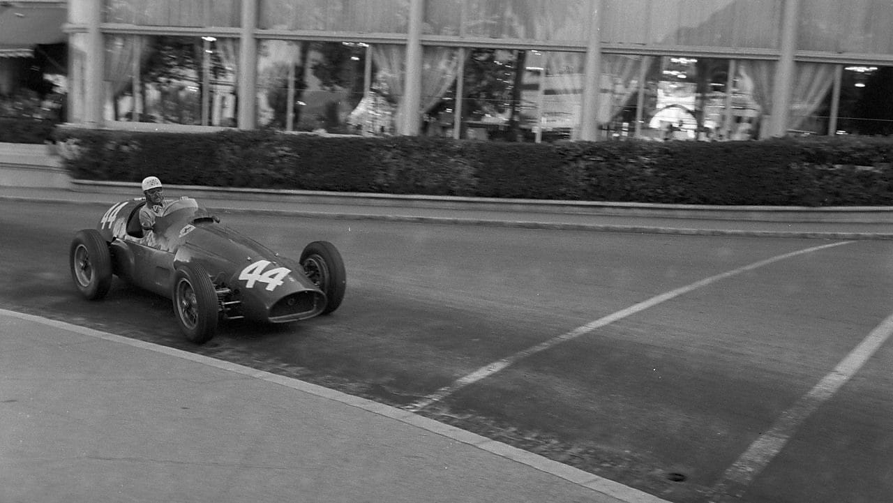 Maurice Trintignant au volant de sa Formule 1 Ferrari au Grand Prix de Monaco en 1955