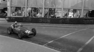 Maurice Trintignant au volant de sa Formule 1 Ferrari au Grand Prix de Monaco en 1955