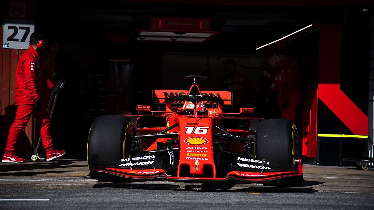 Le pilote de Formule 1 Ferrari Kimi Raikkonen au volant de sa Ferrari SF15-T