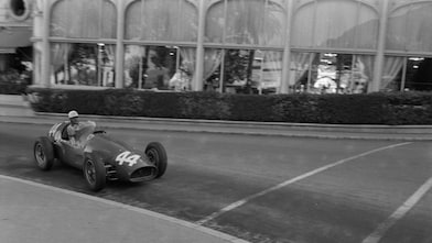 Maurice Trintignant au volant de sa Formule 1 Ferrari au Grand Prix de Monaco en 1955
