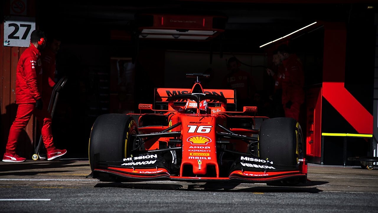 Le pilote de Formule 1 Ferrari Kimi Raikkonen au volant de sa Ferrari SF15-T