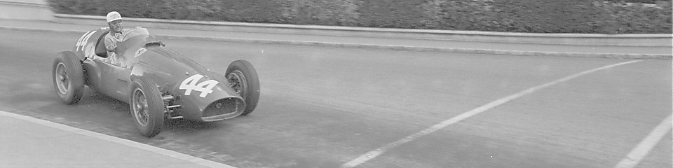 Maurice Trintignant au volant de sa Formule 1 Ferrari au Grand Prix de Monaco en 1955