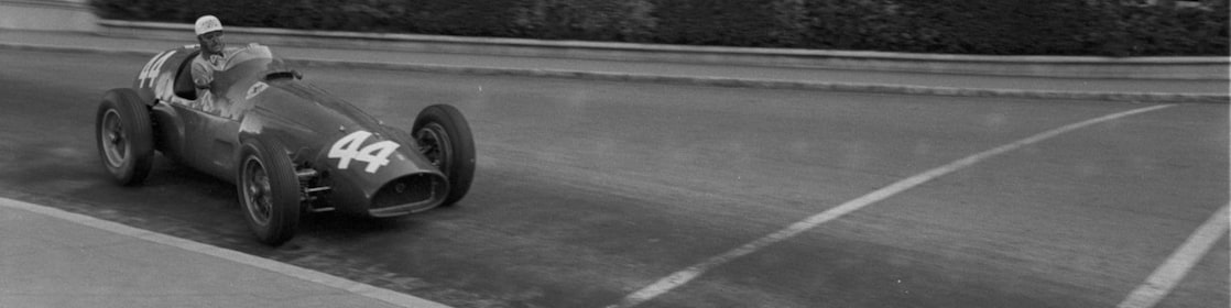 Maurice Trintignant au volant de sa Formule 1 Ferrari au Grand Prix de Monaco en 1955