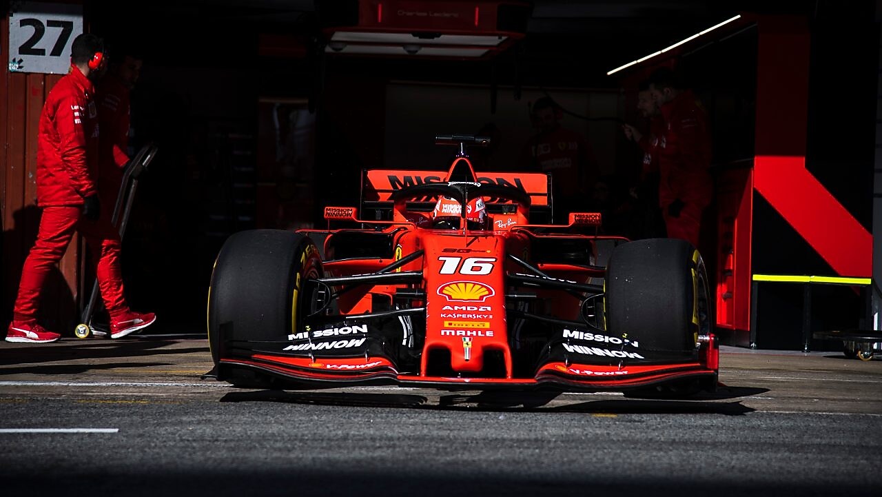 Le pilote de Formule 1 Ferrari Kimi Raikkonen au volant de sa Ferrari SF15-T