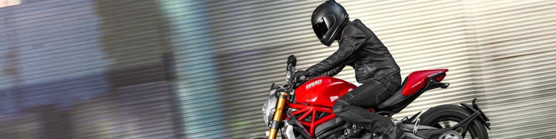 Un homme sur une moto utilisant l'huile moteur de qualité supérieure pour motos