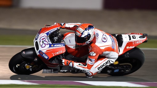 Motard Ducati conduisant une moto