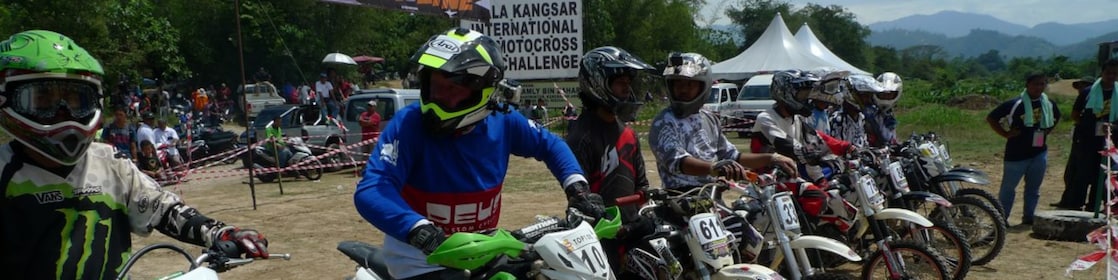 Motos alignées au départ d'une course de moto-cross