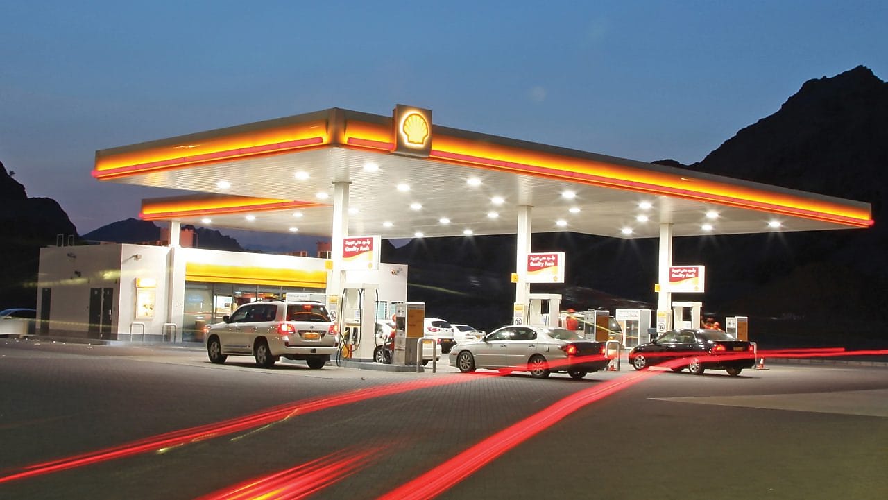 Parvis de la station Shell