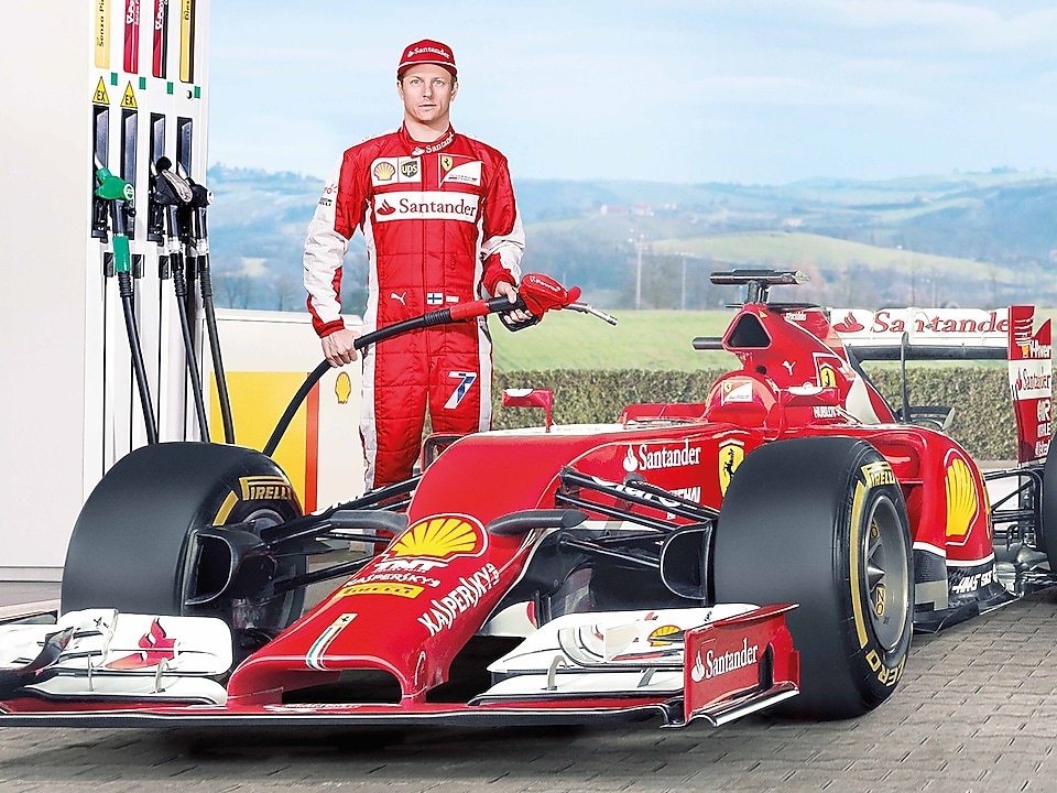 Conducteur de F1 de Ferrari utilisant l'huile Shell Helix Ultra pour faire le plein du véhicule