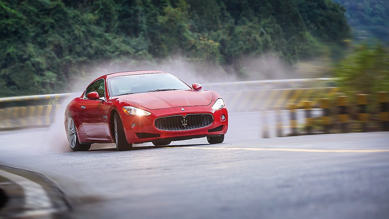 red-maserati-climbing-up-mountain-road-in-shell-helix-ultra-we-know-why-you-drive-film